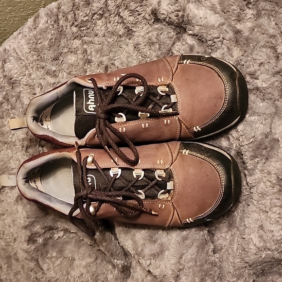 Ahnu hiking shoes - Picture 1 of 6